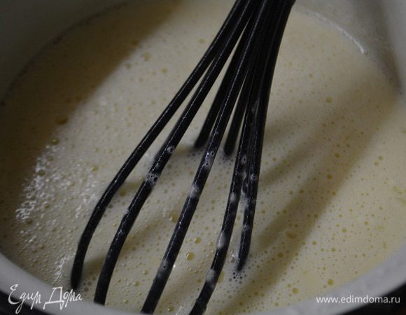 Теперь готовим тесто: смешать муку и крахмал. В другой посуде взбить яйца с молоком. Тонкой струйкой влить молочную смесь в муку, не переставая помешивать, чтобы не было комочков. 
Сковороду смазать маслом и испечь тонкие блинчики.