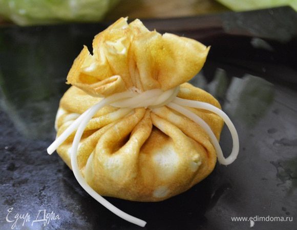 Собрать края блинчика и завязать таким образом, чтобы получился мешочек. Завязать сыром. Можно подавать.
