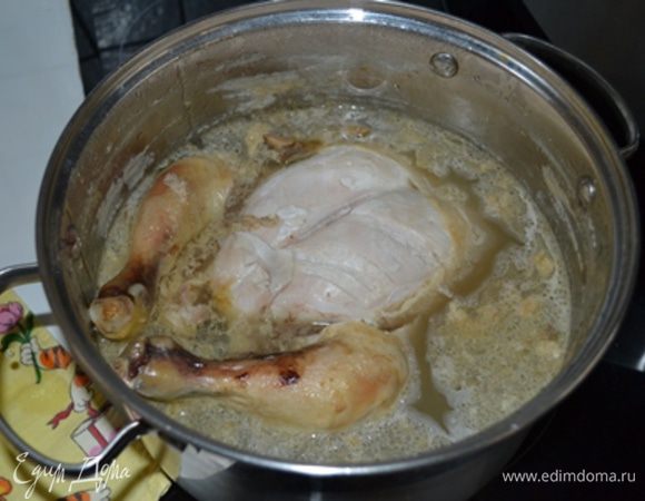 Курицу отварить (примерно 2 часа, в зависимости от веса тушки). Можно отварить просто грудку куриную. Бульон процедить через сито.