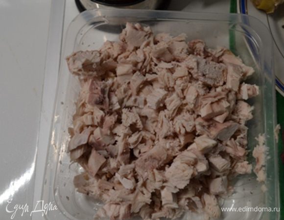Филейную часть курицы отделить, нарезать.