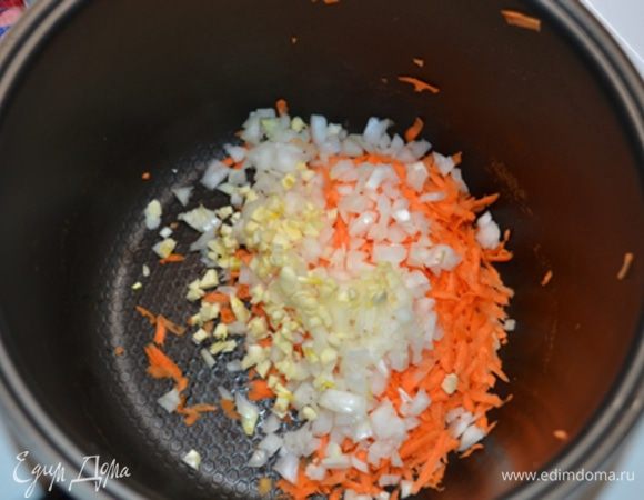 Морковь натереть на терке, лук мелко порезать. В мультиварке установить режим "Жарка", время 15 минут. Лук и морковь жарить в растительном масле 5 минут, далее добавляем остальные ингредиенты.