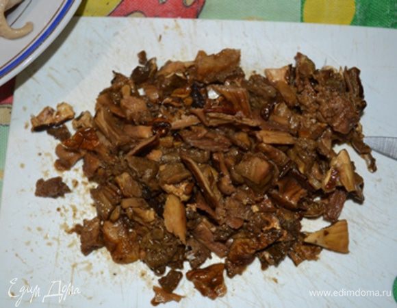 Грибы предварительно замочить, чтобы они набухли, сварить в соленой воде, после чего мелко нарезать. Вода от грибов тоже пригодится.