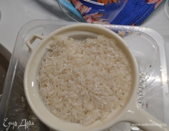 Рис хорошо промыть, дать воде стечь.