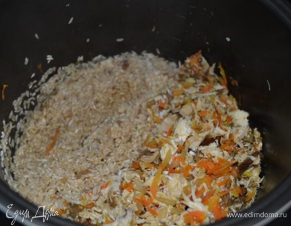 В мультиварку кладем курицу, грибы, соль, специи, все обжаривать 5 минут. У меня были взяты специи "Прованские травы", но можно и любые другие на ваш вкус.
Далее, сырой рис положить в мультиварку, продолжать жарку. После того, как пройдет 5 минут, все перемешать, добавить вино, закрыть крышку мультиварки и установить режим "Тушение" на 30 минут.