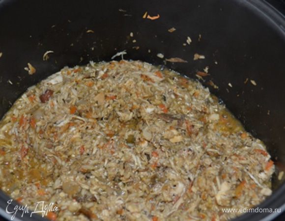 Спустя 5 минут тушения, в чашу постепенно добавлять воду из под грибов, всего у меня ушел 1 стакан (200 мл), постоянно помешивая, чтобы рис уваривался, вбирал в себя воду. Когда вода выпарится, добавить куриный бульон, все перемешать, тушить дальше, до окончания программы.