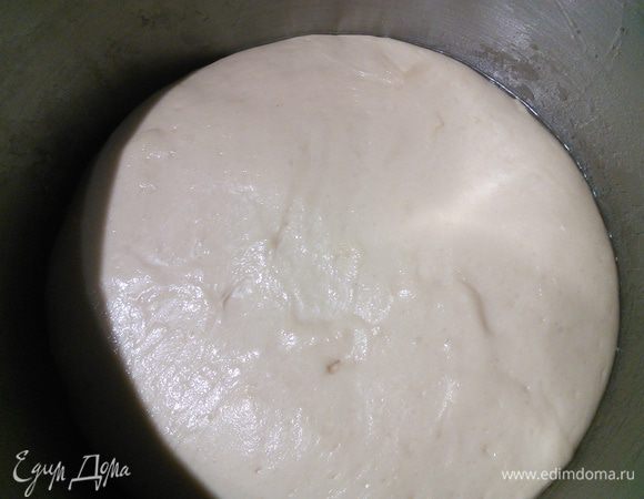 Тесто увеличилось в размере. Половину теста раскатайте на посыпанной мукой поверхности в прямоугольник.