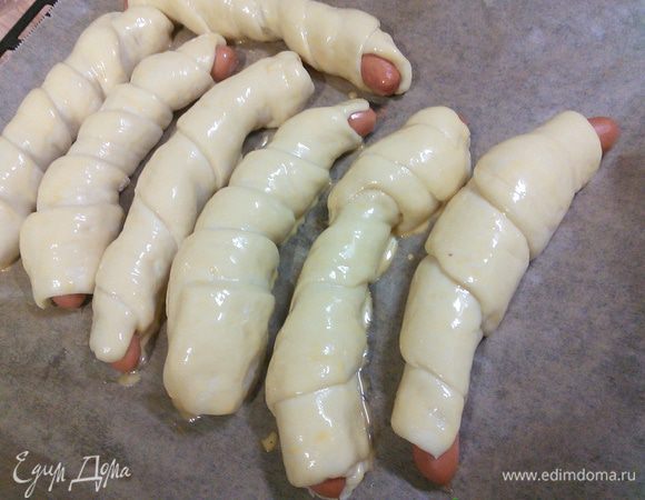 Смажьте смесью желтка и сливок или сладкой водичкой и выпекайте в заранее разогретой духовке при 220°С до золотистой корочки. Мне хватило 15 минут.