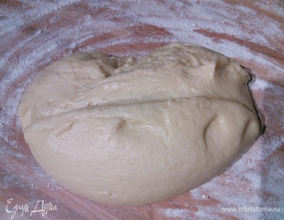 Из остального теста можно сделать рогалики, пирожки или сладкие улитки. Для этого раскатайте тесто в прямоугольник, смажьте любимым вареньем, сверните в рулет, порежьте на кусочки размером в пол пальца и сложите в форму на большом расстоянии друг от друга, покрытую бумагой. Накройте плёнкой и поставьте в тёплое место на отдых на 40 минут.