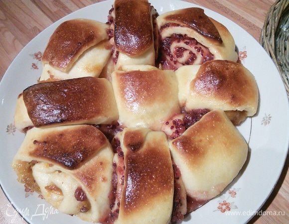 Смажьте и выпекайте так же как и сосиски.