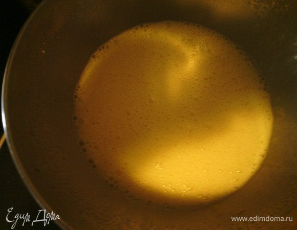 Растопите масло, взбить яйца с сахаром и влить растопленное масло. Хорошо перемешать.