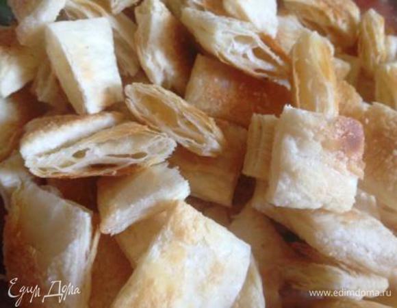 Запечь в духовке при температуре в 220 гр. в течение нескольких минут до зарумянивания.
Сложить готовые прямоугольнички в большую миску. Несколько штук отложить для украшения. Остальные при желании можно измельчить (немного потолочь толкушкой или порезать кухонными ножницами).