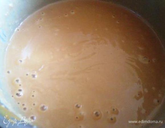 Поставить на огонь и варить, постоянно помешивая, до загустения (состояния манной каши). 
В горячий крем положить масло и хорошенько размешать.