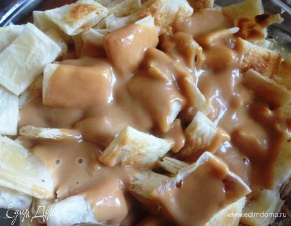 Горячим кремом залить прямоугольнички теста.