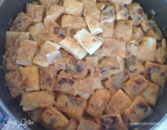 Хорошенько перемешать и выложить в застеленную пергаментом или пленкой форму.