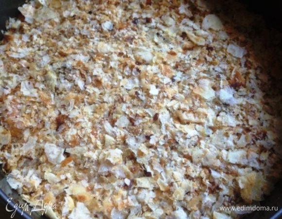 Отложенные для украшения прямоугольнички теста измельчить в крошку и посыпать торт.
Поставить в холодильник на ночь для пропитки.