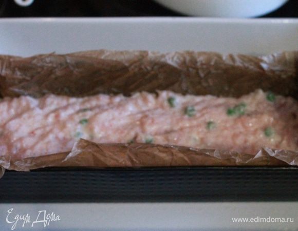 Подготовьте удлиненную форму, например как для кекса, положите в нее промасленный пергамент, поставьте форму в противень и наполните его наполовину водой. Фарш выложите в подготовленную форму.