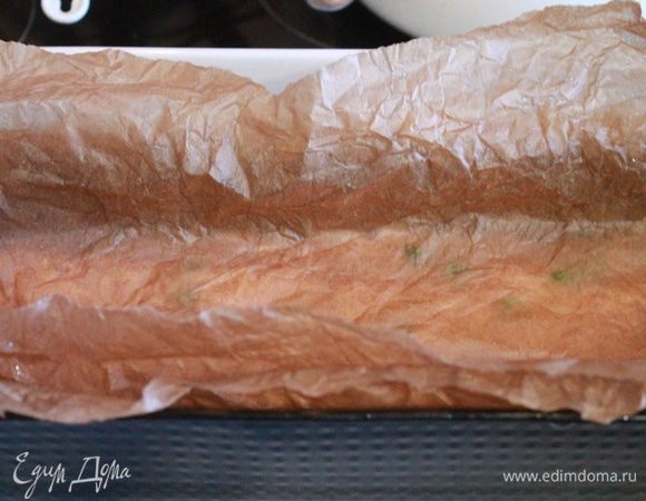 Сверху паштета положите еще один промасленный лист бумаги. Поставьте противень с паштетом в духовку и запекайте 35-40 минут, готовый паштет должен быть твердым.