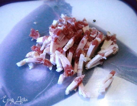 Бекон порезать соломкой.