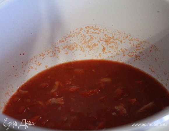 Обжарить в сотейнике пару минут, добавить чеснок и еще минутку обжарить. Добавить мелко нарезанные помидоры в собственном соку и прованские травы. Тушить пять минут.