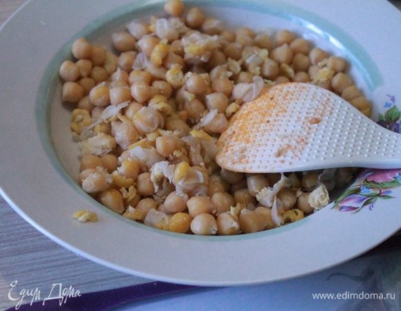 Затем добавить готовый нут и столько бульона или воды из под нута, чтобы суп получился не слишком жидким, он должен получиться немного густым.
Посолить и поперчить. Тушить еще 5 минут.