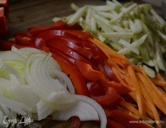 Готовим начинку: болгарский перец и морковь нарезать соломкой. Баклажан очистить от кожуры и также нарезать соломкой, лук полукольцами.