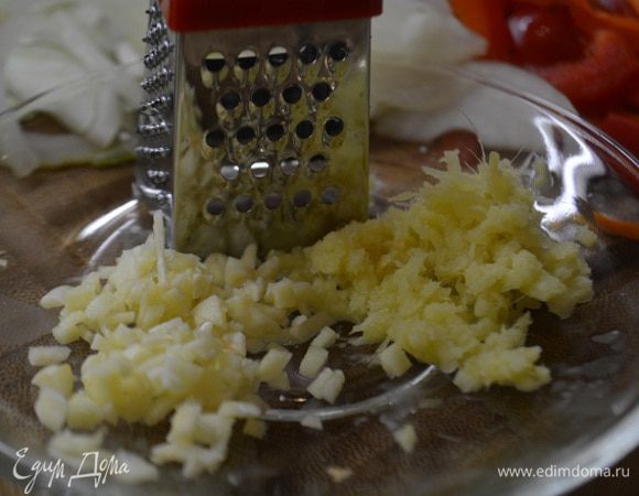У перца чили удалить семена и перегородки, измельчить вместе с чесноком. Имбирь почистить и натереть на мелкой терке.