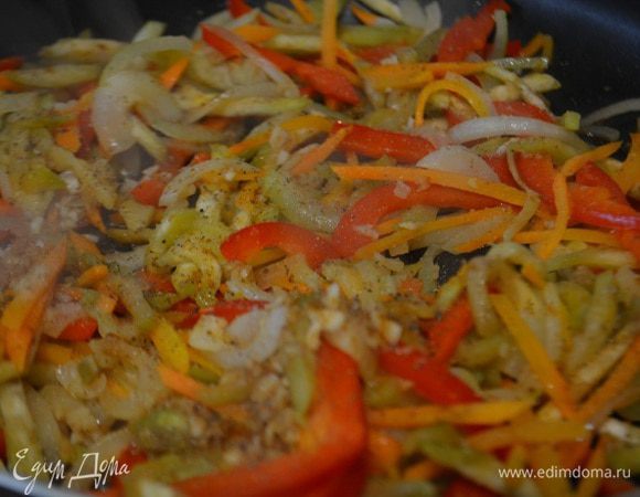 Разогреть сковороду с растительным маслом и выложить половину чеснока, имбиря и чили. Обжарить 30 секунд. Добавить морковь и лук. Обжарить 2 минуты периодически помешивая. Выложить баклажан и морковь, жарить еще 4 минуты, помешивая! Смешать оставшийся чеснок, имбирь, чили, лимонный сок и соевый соус. Перемешать и выложить к овощам. Посолить и поперчить по вкусу. Прогреть 30 секунд и выключить. Немного остудить.