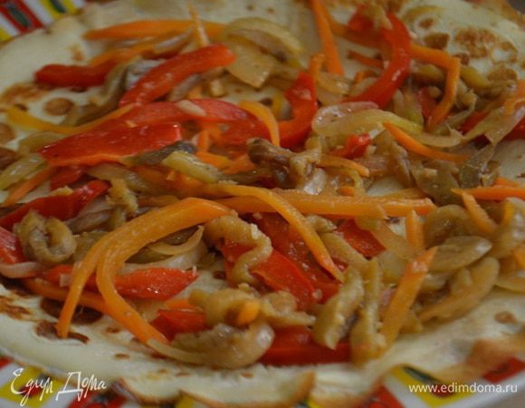 На блин разложить начинку и свернуть в тугой рулет. Нарезать на небольшие порции.