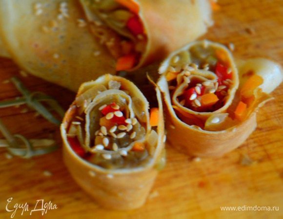 Посыпать рулетики кунжутом и можно подавать.
Приятного аппетита!