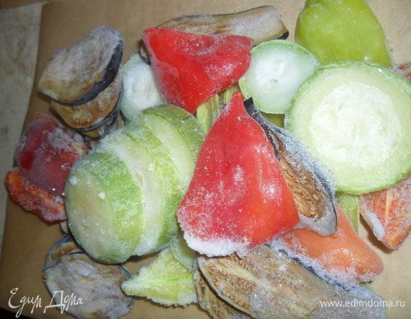  Включаем духовку на режим гриль. Овощи, не размораживая, кладем на противень. Слегка поливаем растительным маслом. Как духовка нагреется, отправляем туда наши овощи. Через 5 минут их нужно вилкой отсоединить один от другого.