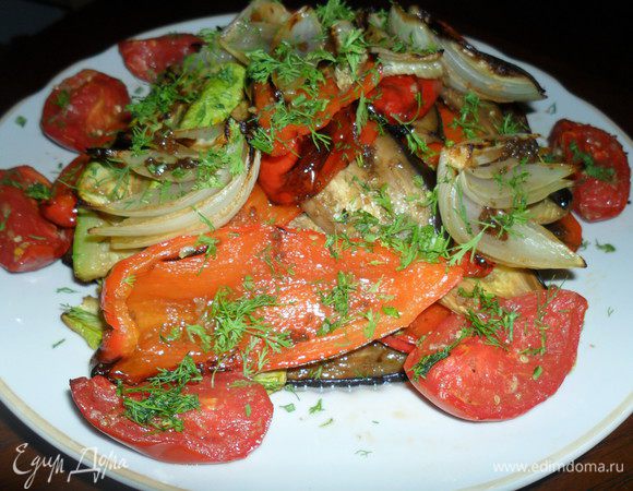 Еще через 5-7 минут, достаем. Делаем заправку из оливкового масла, бальзамика, чеснока, соли и перца. Поливаем овощи и присыпаем зеленью. Приятного аппетита!