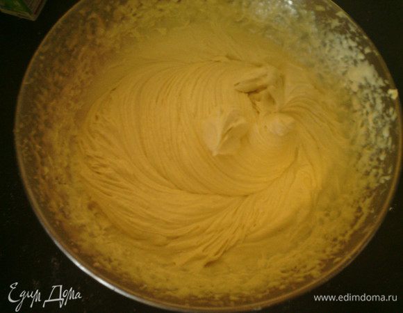 Добавить муку и разрыхлитель, все хорошо перемешать 2 мин. Разделить на 2 одинаковые части. В одну часть добавить цедру лимона в другую порошок горького шоколада.