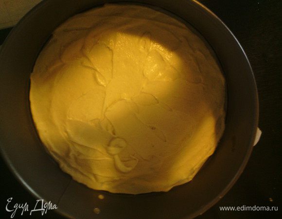 Каждую из частей разделить на равные половины, выложить на противень застеленную пекарской бумагой. Выпекать каждый корж 8-10 мин. Не пересушивайте. Получается 4 коржа. Пока коржи остывают займемся кремом.