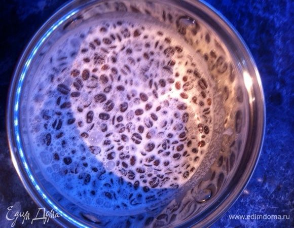 Для начала, на сутки всыпать кофейные зерна в холодные сливки, закрыть пленкой, поставить в холодильник. 

Будем их взбивать при украшении пирожного.