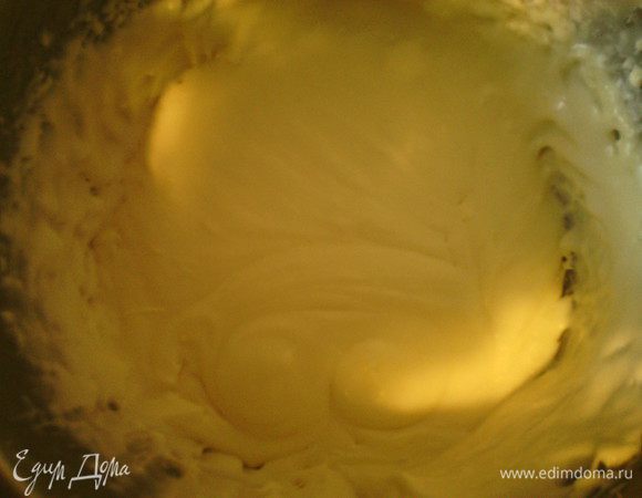 Мягкое масло выбивает, до состояния крема и по тихоньку добавляем сгущенку продолжая взбивать 5 мин.