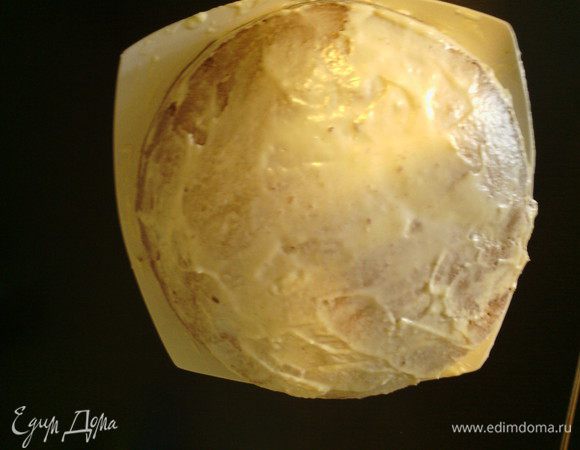 Собираем торт: корж смазываем кремом, кладем следующей (чередуя цвета). Убираем в холодильник пока делаем глазурь.