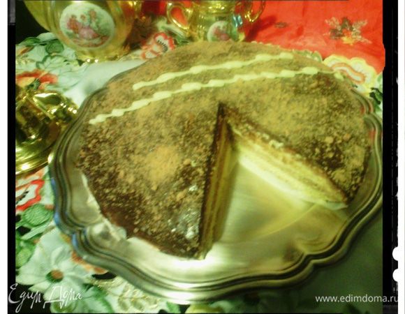 В кастрюлю наливаем сливки, ставим на огонь доводим до кипения но не кипятим. Снимаем с огня и добавляем шоколад, хорошо перемешать до получения густой глазури. Дать остыть до комнатной температуры, поливаем наш торт ваномерно распеделяя. Поставить в холодильник минимум на 4 часа.