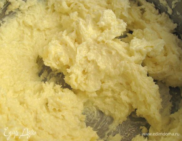 Дать маслу полежать при комнатной температуре некоторое время. Сахарный песок сначала растереть, потом взбить со сливочным маслом до состояния крема.