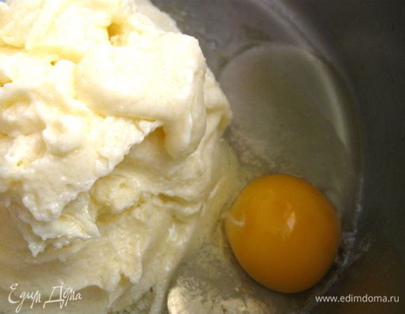 Яйца (комнатной температуры) по одному добавлять в смесь масла и сахарного песка. 