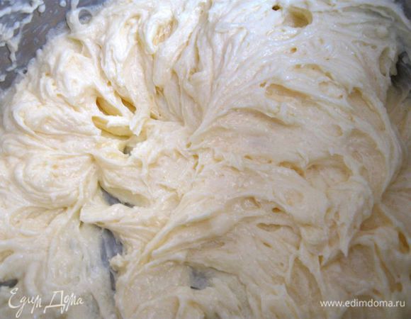 Перемешать хорошо с помощью миксера. Добавить бренди, перемешать.