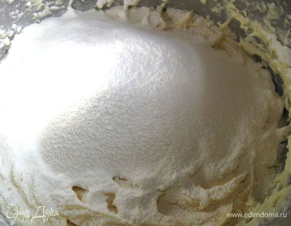 Муку с разрыхлителем просеять в эту смесь. 
