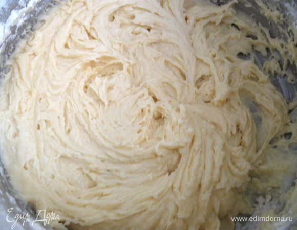 Перемешать с помощью миксера. Тесто положить в форму, застеленную пекарской бумагой, борта также закрыть пекарской бумагой.