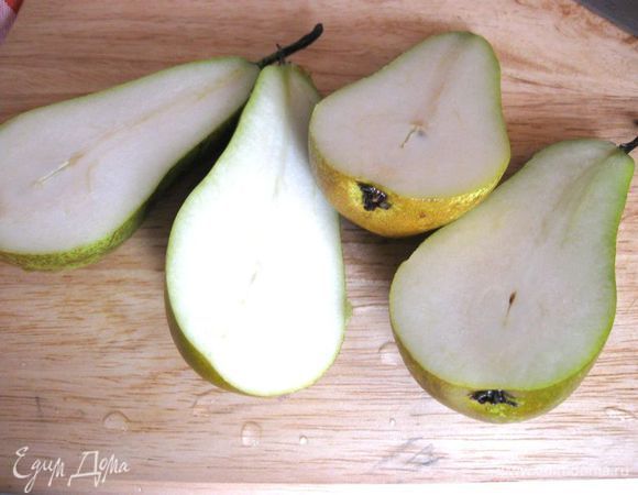 Духовку разогреть до 180С. Груши (конференц или другие не очень мягкие) почистить, разрезать на четвертинки, удалить семенную часть. 