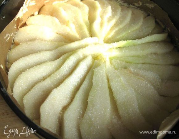 Уложить сверху теста. Посыпать слегка сахарным песком.