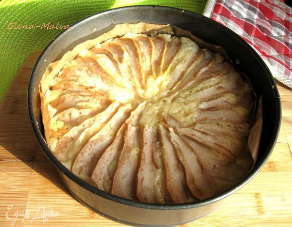 Поставить снизу формы  противень (на первом этапе возможно подкапывание). Поставить в духовку на  50 минут. Вам может понадобиться чуть меньше или больше времени. После 35 - 40 минут проверьте выпечку.