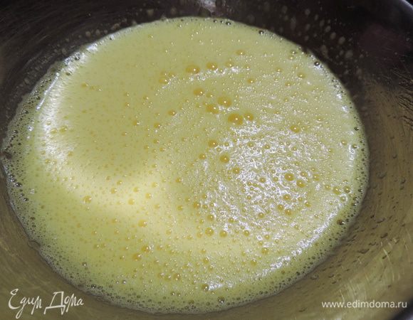 Яйца взбиваем с сахаром и ванилином до осветления массы.