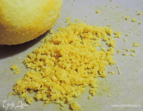 С лимона натираем цедру, только желтую часть.