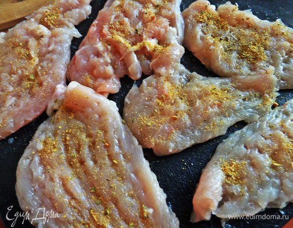 Разрезаем грудку вдоль на ломтики, отбиваем, припорошим приправами с солью. Кстати, слова "ломтик" мне лично не хватает в программе!