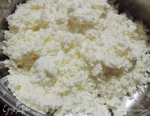 Рикотту просто разминаем вилкой, если используем творог обязательно протираем его через сито.