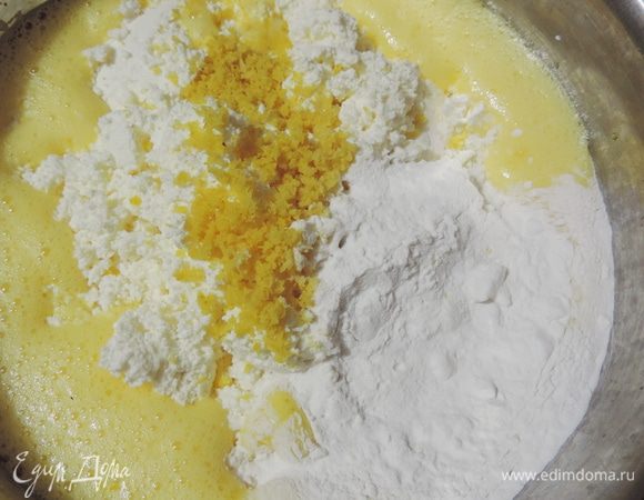 Смешиваем творог, взбитые яйца, крахмал (ложки набираем с горкой) и лимонную цедру.